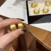 Pendientes de guisante cepillado dorado, pendientes de aguja de plata S925, ligeros, de lujo, sencillos, de alta gama, versátiles, accesorios para las orejas.