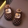 Zapatos Mary Jane retro de lunares para bebé, nuevo estilo primavera y otoño 2026, zapatos individuales de gamuza para niña, punta fina, con suelas suaves