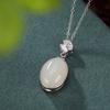 Colgante elegante con forma de bolsita de fideos de huevo de jade hetian bañado en oro de plata esterlina S925 de Yilu, colgante individual para mujer que combina con todo.