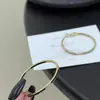 Brincos Argola Zircônia Color-Blocking Minimalistas Preto e Dourado com um Toque de Luxo de Alta Qualidade, Tarraxas Prata Únicas Que Fazem o Rosto Parecer Menor