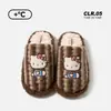 Chinelos de Algodão Sanrio Hello Kitty Estampa de Leopardo para Mulheres, Temporada Outono/Inverno, Aconchego com Veludo Extra, Chinelos de Pelo, Chinelos de Pelo Antiderrapantes para Casa
