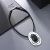 Colar Pingente de Ágata Negra Minimalista de Luxo Leve Estilo Europeu e Americano para Mulheres, Corrente de Suéter Versátil da Moda com um Design de Nicho de Alto Padrão