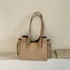 Nuevo estilo de charm para bolso, minimalista y chic, con un toque de elegancia, perfecto para el uso diario, un bolso retro para mujer en otoño e invierno