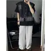 Colete jeans lavado com efeito degradê e bordas desfiadas, uma jaqueta jeans masculina estilosa com gola alta, um top jeans curto em camadas e um colete