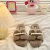 Novas pantufas peludas estilo francês com pérolas para mulheres, sapatos peludos de calçar com sola grossa, antiderrapantes, adequados para combinar com saias