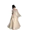 Suave y elegante, con un efecto de luz suave y difusa, presenta un estampado floral, adornos de mariposas, un dobladillo con volantes y un escote cuadrado de aspecto de hada.. Este vestido de manga larga es de la nueva colección otoño 2026