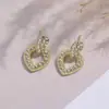 Pendientes de Alta Gama de Moda Coreana Diseño Coreano Pendientes Huecos de Corazón con Diamantes Lujo Accesible Pendientes de Nicho para Mujer