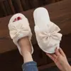 Chinelos de Pelúcia de Algodão Plus Size de Inverno para Mulheres com Laço Chinelos Versáteis da Moda para Interior de Casa Chinelos de Algodão Quentes e Confortáveis