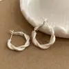 Moda Europea y Americana, Versátil para el Día a Día, Lujo Ligero, Pendientes Retorcidos Mate de Alta Gama, Estilo de Nicho, Diseño Único, Accesorios para Orejas Personalizados