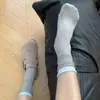 ¡Tan coreano! Es difícil resistirse a estos calcetines gris azulados con dulces lazos de cinta y botones, perfectos para otoño e invierno.