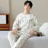 Pijama para hombre de algodón puro al por mayor, nuevo estilo de otoño, manga larga, pantalón largo, cuello redondo, conjunto de dos piezas de ropa para casa con dibujos animados, se puede usar fuera