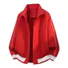 Sudadera cárdigan de rayas contrastantes estilo retro americano rojo brillante para hombre, chaqueta de otoño deconstruida con cuello alto, chaqueta de béisbol elegante