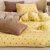 Juego de ropa de cama retro de invierno de cuatro piezas con lunares color crema y terciopelo de leche, que incluye sábana de forro polar coral, funda de edredón y sábana bajera.