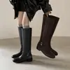 Botas de cuero de plena flor, pierna ancha, estilo caballero, colección otoño/invierno 2026, tacón bajo grueso, hebilla de cinturón, punta redonda, cuero genuino, ajuste ancho, caña alta, botas largas para mujer