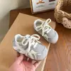 Zapatos para niñas, zapatillas de entrenamiento alemanas para niños, zapatillas Forrest Gump para niños primavera y otoño 2026, zapatos para bebé, nuevos zapatos casuales de malla para niñas