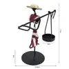 Candelabro de Hierro Vintage Adorno Pequeño Creativo para el Hogar Estilo Europeo Romántico Portavelas Accesorio de Sombrero de Paja Pastoral Decoración de Mesa