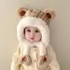 Chapéu de Urso com Bola de Pelo Fofa para Bebês no Outono e Inverno para Recém-Nascidos e Crianças Pequenas, Proteção de Orelha Espessa, Gorro Quente e à Prova de Vento