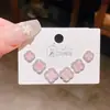 Nuevos Colores de Verano Pendientes de Botón de Circonita Rosa Grande Trébol de Cuatro Hojas Tres Pares Estilo Coreano Sensación de Alta Gama Lujo Ligero Juego de Seis Piezas