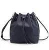 Bolso cubo de cuero de vaca de primera capa transfronterizo, bolso de mano de diseño de nicho de moda retro, bolso de hombro cruzado de alta gama, fabricantes