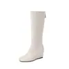 Botas de Cavaleiro Aumentadoras de Altura e Emagrecedoras para Pessoas Baixas 7cm Outono/Inverno 2026 Novas Botas Longas com Bico Redondo, Salto Baixo e Zíper Traseiro