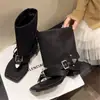 Primeiro Encontro com o Estilo Punk Hot Girl: Sandálias de Dedo Fio Dental, Sandálias Tipo Bota, Novas Sandálias de Salto Alto Metálicas de Moda Nicho Verão Feminino 2026