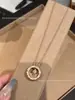 Collar Clásico de Pedrería para Mujer, Patrón de Diamantes, Estilo Chanel V Chapado en Oro de 18 Quilates, Cadena Minimalista de Coco de Lujo Ligero para Suéter