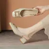 Novos Scarpins Quadrados de Salto Alto para o Verão 2026, Sandálias Fechadas que Aumentam a Altura para Mulheres Baixas, Adequadas para Usar com Vestidos, com Fivela Quadrada de Strass