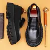 [Couro Genuíno] Sapatos Masculinos de Couro Brilhante 2026 Novo Estilo Solado Grosso Estilo Britânico Color Block Mocassins Slip-On Mocassins Masculinos