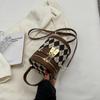Bolso bandolera portátil con textura rómbica 2023, estilo retro, combinable, pequeño, bandolera de nicho para mujer.