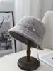 Chapéu Bucket de Pelúcia Liso com Logo Pequeno Simples para Mulheres, Novo Chapéu Cloche Casual Versátil de Inverno, Chapéu de Pescador Quente e Moderno