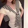 Camiseta de manga corta ajustada con cuello en V y diseño de chal estilo coreano para adelgazar, top chic de verano ajustado a la cintura, conjunto de dos piezas