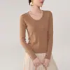 Nova Coleção Outono Inverno Camisa Base de Tricô com Gola U e Manga Longa, Mistura Fina de Lã e Seda para Mulheres, Top Versátil de Corte Justo