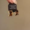Pendiente redondo flocado con estampado de leopardo para mujer otoño e invierno Europa y Estados Unidos diseño de pendiente de temperamento único joyería exagerada para rostro pequeño y oreja pequeña