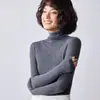 Top de punto de cuello alto de una línea sin costuras para principios de otoño para mujer, color albaricoque, corte ajustado, elástico, suéter fino de capa base