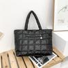 Bolsa de Plumas 2024 Nuevo Abrigo de Algodón de Invierno Bordado Acolchado de Moda Bolso de Hombro Bolso Tote para Estudiantes Producto Nuevo de Moda