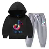Conjunto de Sudadera con Capucha para Niños Otoño/Invierno 2026, Nuevo Modelo Elegante para Niños Mayores, Forro Polar y Engrosado para Calidez, Atuendo de Invierno