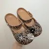 Tamancos Femininos Flor de Strass Estilo 2026, Chinelos Fofos e Doces, Sandálias de Solado Grosso Estilo Férias para Praia