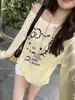 Camiseta de Manga Larga con Estampado de Dibujos Animados para Mujer, Nueva de Verano de Dongdaemun, Corea, Holgada y Versátil, con Escote Diagonal y Diseño Off-Shoulder