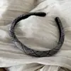 Elegante y sofisticado scrunchie de lunares gris oscuro para coletas bajas y recogidos, accesorio versátil para el cabello de uso diario y para ir al trabajo