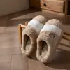 Chinelos internos de sola grossa e forrados com fleece para mulheres, novo estilo outono/inverno 2026, espessados, antiderrapantes e quentes, adequados para uso interno em pisos, também disponíveis para homens