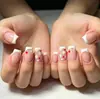 Modelo de Comercio Exterior Más Vendido: Uñas Postizas Rectangulares de Longitud Media, Arte para Uñas Estilo Francés con Corazones y Margaritas de 24 Piezas, Frescas, Dulces y Lindas, Venta al por Mayor