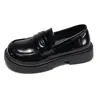 Sapatos femininos de couro pretos versáteis estilo retrô com bico redondo e sola grossa, novos loafers de verão 2026 com salto grosso estilo britânico francês