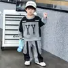 Conjunto de Ropa de Primavera para Niños Sudadera Estampada Yy con Retazos Conjunto de Dos Piezas Nuevo Estilo Otoño 2026 Fresco Moderno Moda de Celebridad de Internet Conjunto de Dos Piezas
