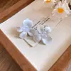 Brincos Pingente Flor Pérola Agulha de Prata 2026 Novos Brincos Populares Design de Joia para Orelha de Luxo Leve de Nicho