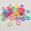 Plástico acrílico color primavera flor de cinco pétalos cuentas color simulación de cuentas tipo dona Accesorios de material DIY hechos a mano