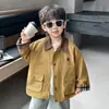 Chaqueta de solapa caqui para niño para primavera y otoño, estilo coreano, cortavientos moderno y elegante para niños, adecuada para niños pequeños y medianos, exportación transfronteriza