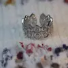 Anillo Abierto de Lujo Pre-owned con Incrustaciones Completas de Diamante para Mujer, Diseño Hueco de Circonita, Lujo Ligero con Sensación de Alta Gama, Anillo de Moda