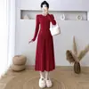 Combínalo con un vestido de punto ajustado para un look elegante y estilizado en otoño e invierno.. Este nuevo vestido suéter de longitud media es perfecto como capa interior debajo de un abrigo