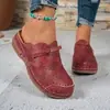 Transfronterizo Europeo y Americano Hogar Antideslizante Tallado Hueco Cuña Suela Gruesa Hebilla de Cuero Diseño Cuero Salida Mu Liang Venta al por Mayor Talla Grande