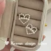 Brincos de Prata Esterlina S925 com Design Ins Acessível Coreano, Coração Vazado e Pérolas Emendadas para Mulheres com Senso de Luxo